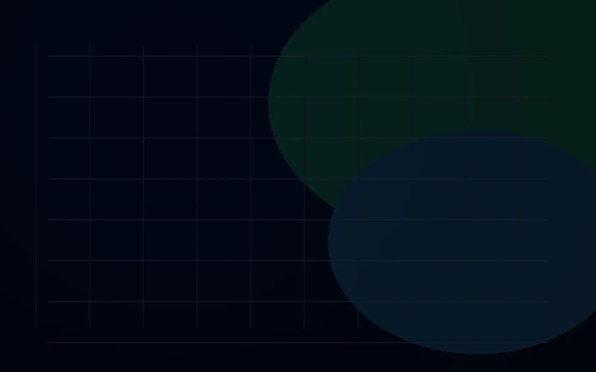 Czytanie materiałów o ubezpieczeniu pojazdu przy laptopie